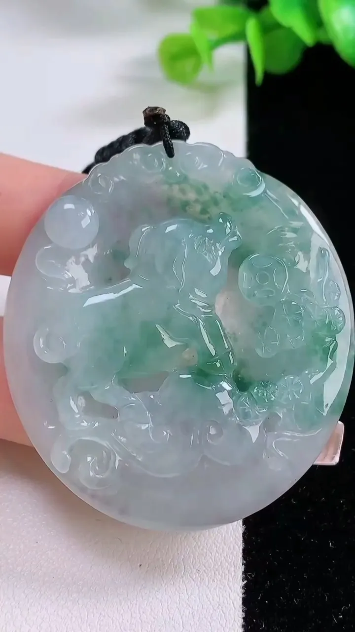 天然A货翡翠冰种飘花生肖猪吊坠，尺寸50-45-5.7，重量:22.40g
12月5日