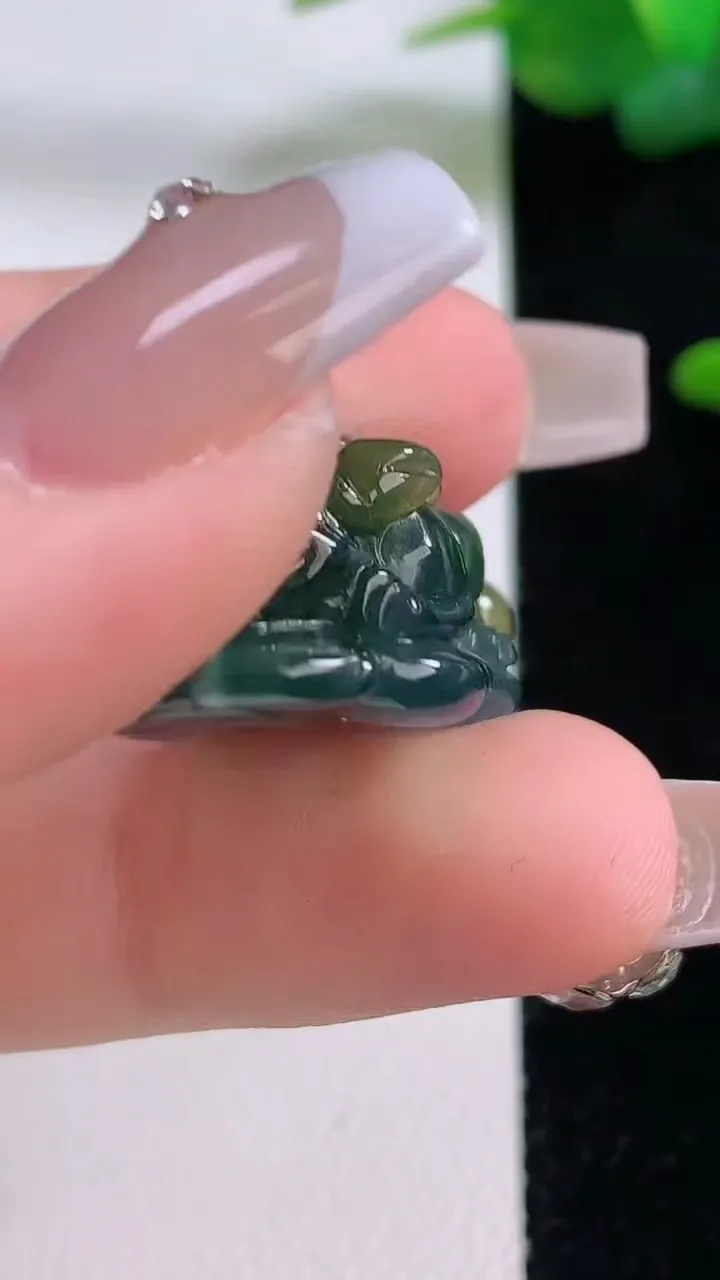 天然A货翡翠双彩貔貅吊坠，尺寸36.7-16.7-12.8，重量:11.28g
12月5日