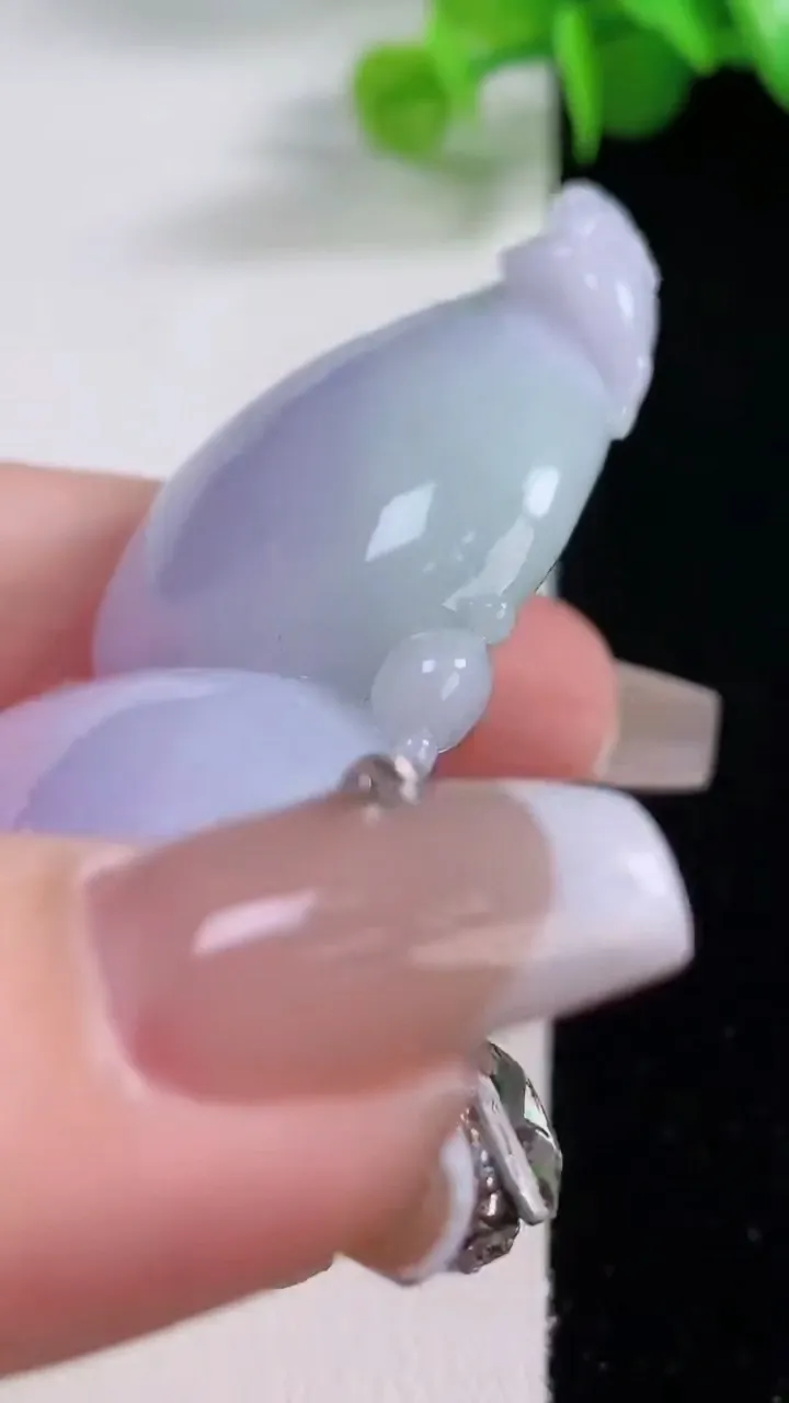 天然A货翡翠春带彩 紫罗兰葫芦吊坠，尺寸68.6-36.2-12.4，重量:55.21g
12月5日