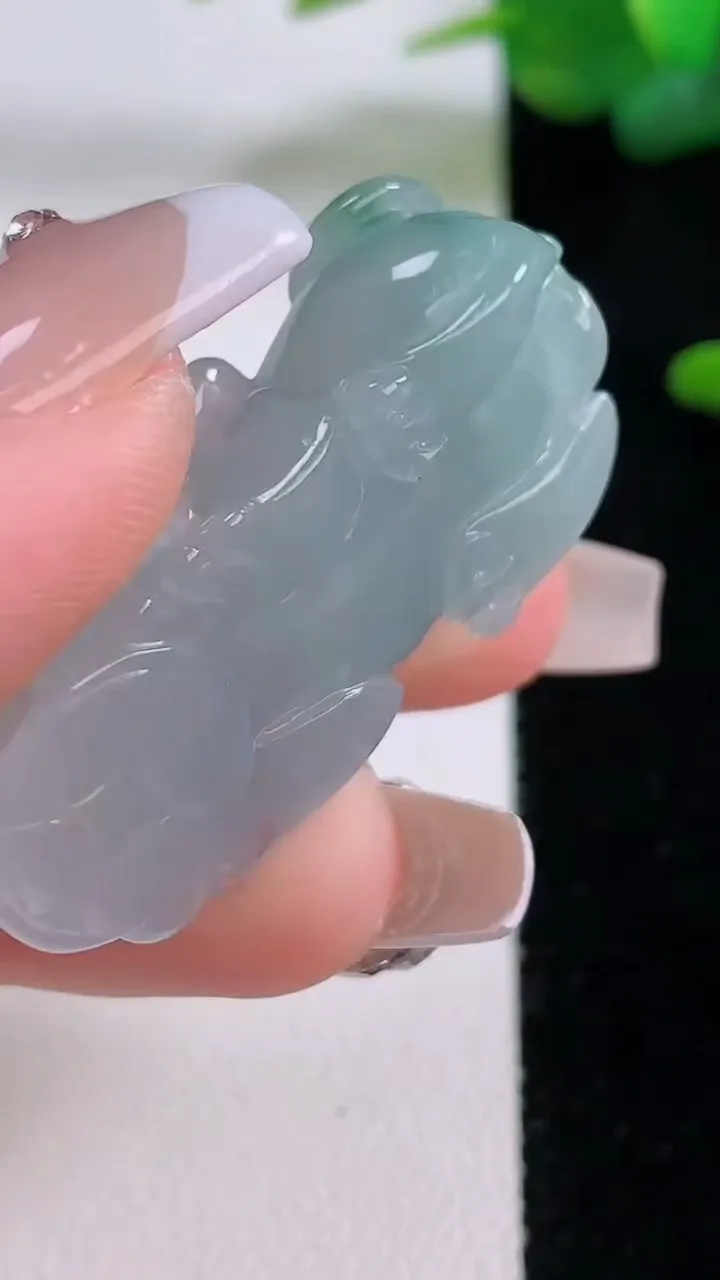 天然A货翡翠飘花霸王貔貅吊坠，尺寸38.8-16.4-11，重量:17.18g
12月5日