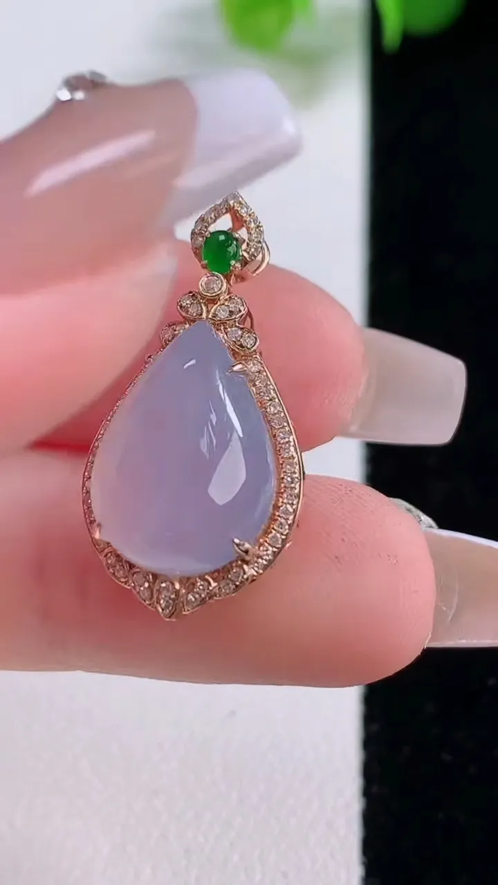 天然A货翡翠种紫罗兰水滴吊坠，尺寸26-13.5-9裸石14.7-10.7，重量:2.91g
12月