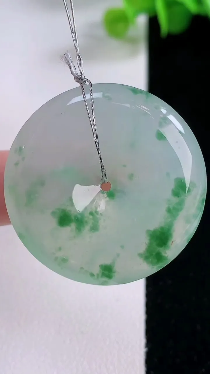 天然A货翡翠种飘花平安扣吊坠，尺寸32.7-5.6，重量:12.15g
12月5日