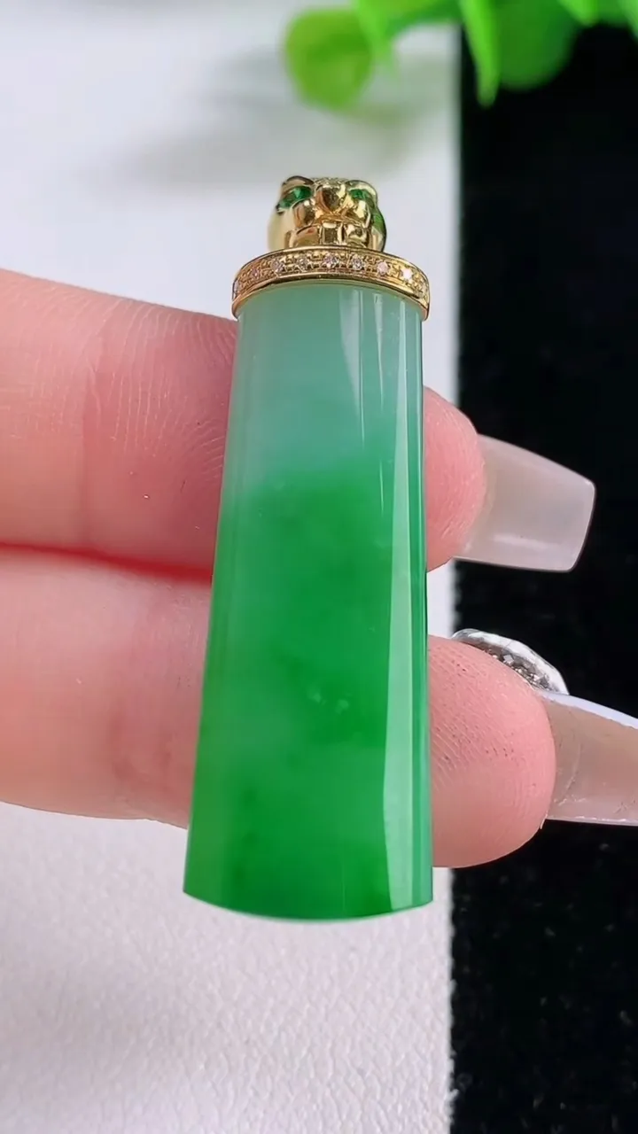 天然A货翡翠平安柱吊坠，尺寸36.3-12.2-5.3，重量:7.61g
12月5日