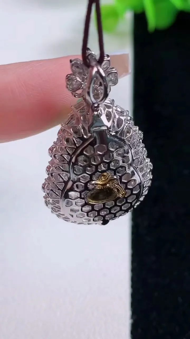 天然A货翡翠葫芦吊坠，尺寸33.5-19.2-12.5裸石21-14.7，重量:7.85g
12月5日