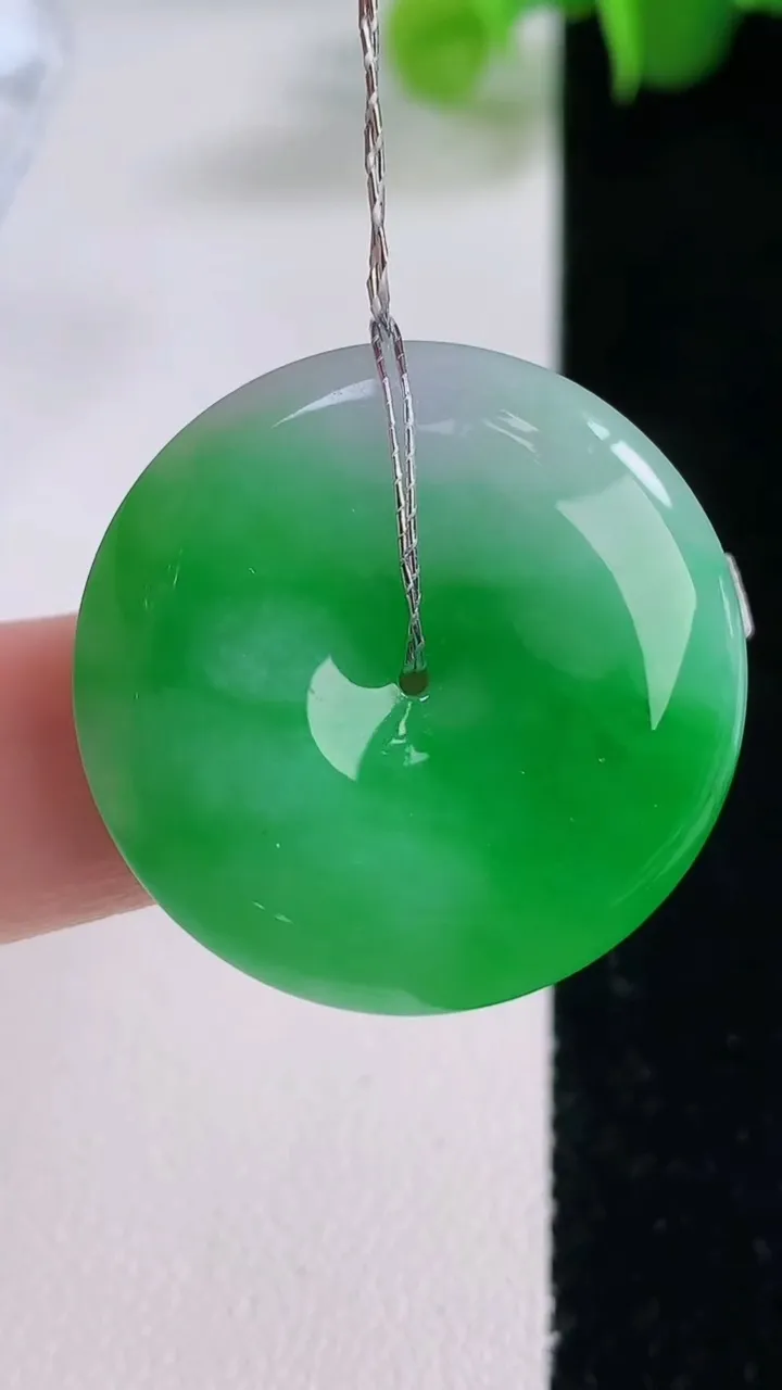 天然A货翡翠平安扣吊坠，尺寸28-5.4，重量:8.92g
12月5日