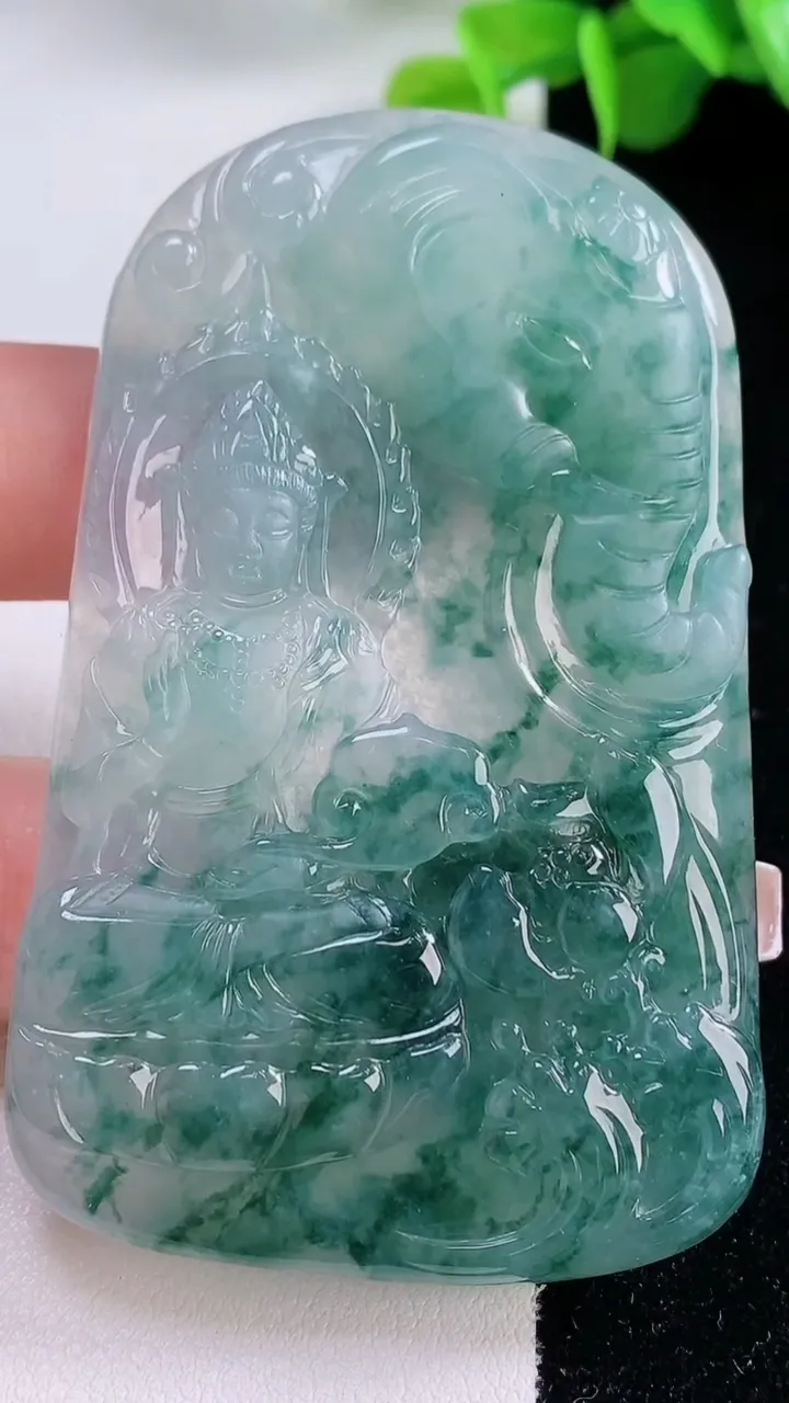 天然A货翡翠种飘花普贤菩萨吊坠，尺寸68.6-43.8-5.7，重量:42.16g
12月5日