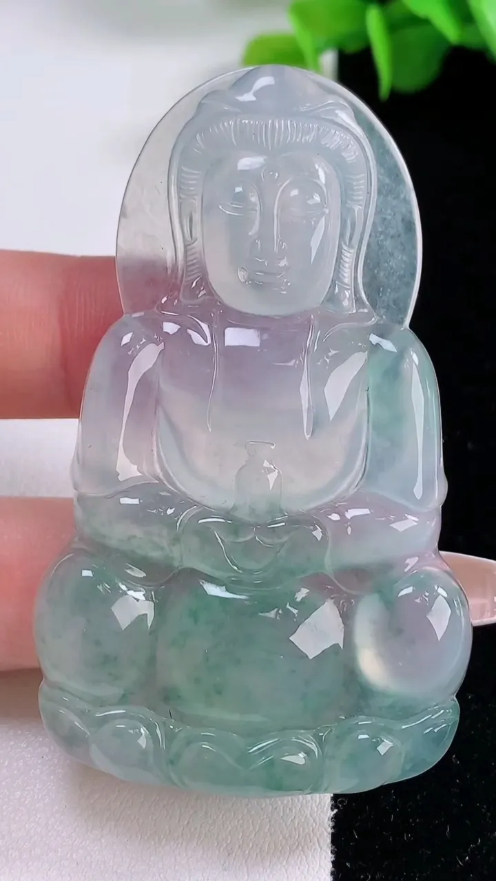 天然A货翡翠种飘花观音菩萨吊坠，尺寸65-39.3-5.4，重量:26.04g
12月5日