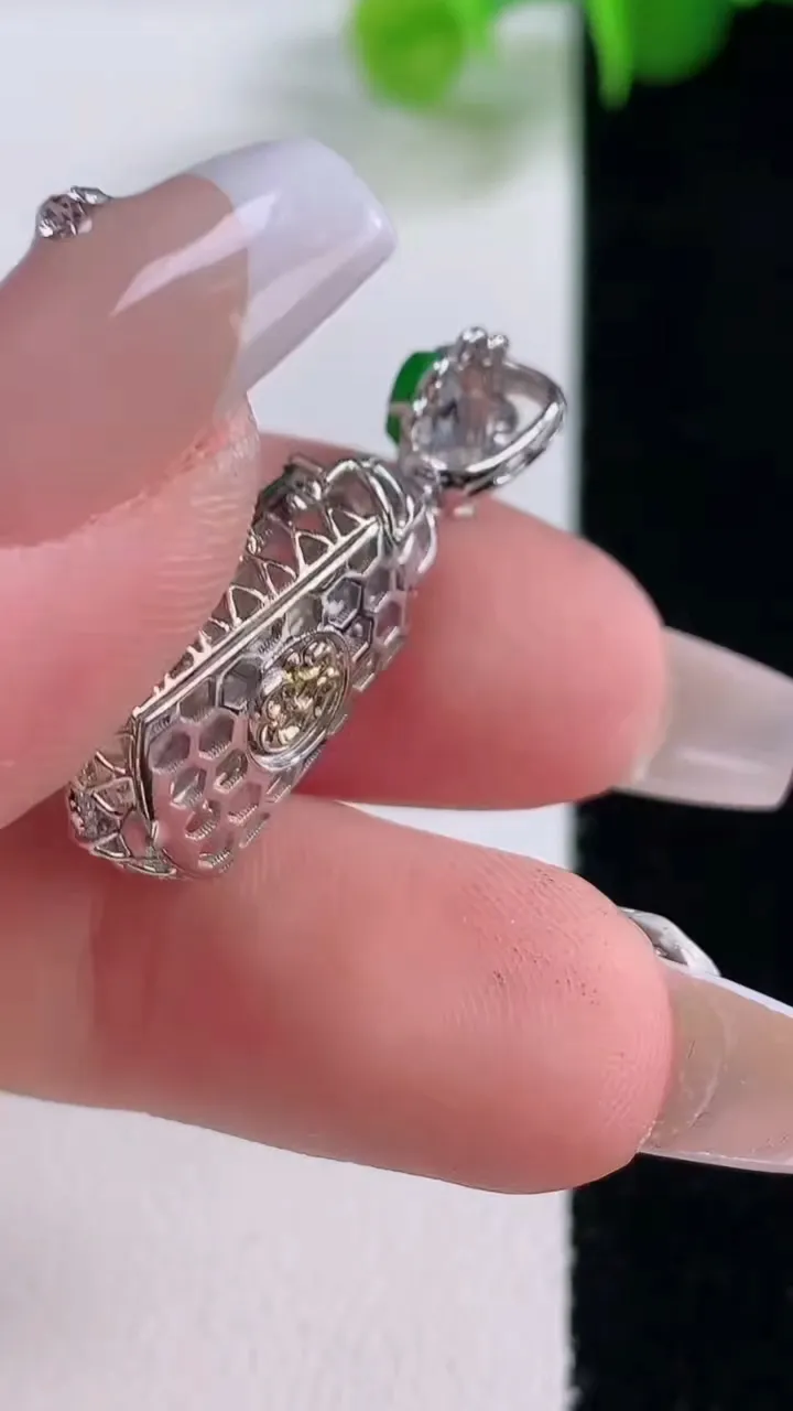 天然A货翡翠无事牌吊坠，尺寸29-12.8-6.4裸石15.4-10.6，重量:3.60g
12月5日