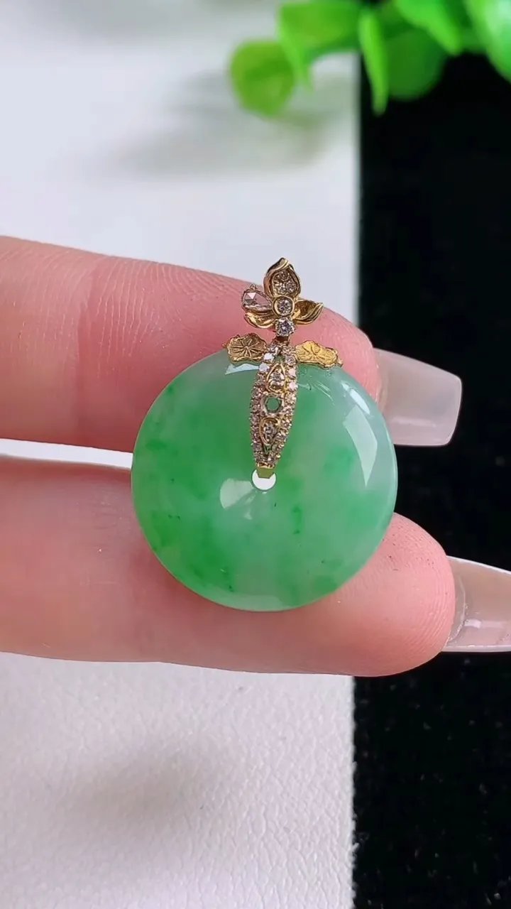 天然A货翡翠平安扣吊坠，尺寸19.5-4.7，重量:5.05g
12月5日