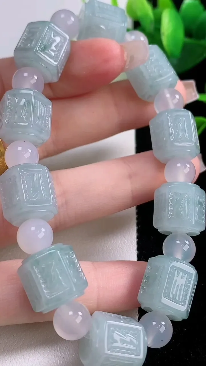 天然A货翡翠飘花路路通手串，尺寸12.8-11.8-10颗，重量:50.91g12月5日
工厂直销收