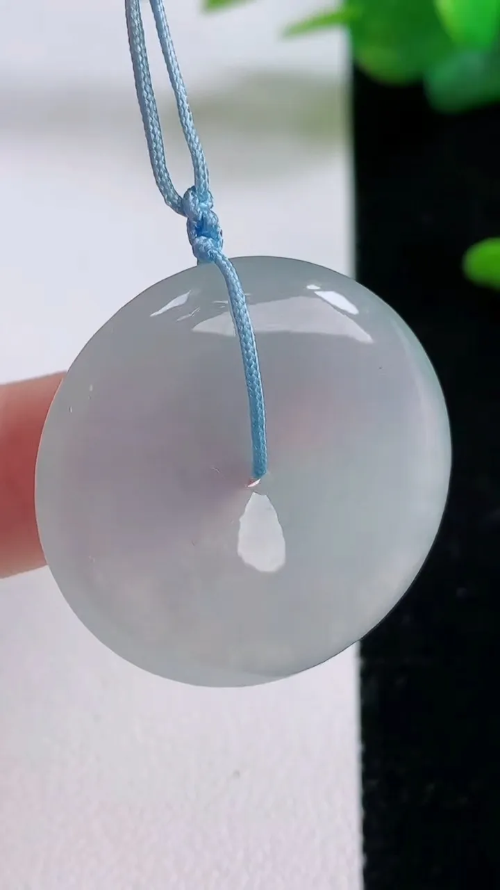 天然A货翡翠平安扣吊坠，尺寸29.5-5.6，重量:10.73g
12月5日