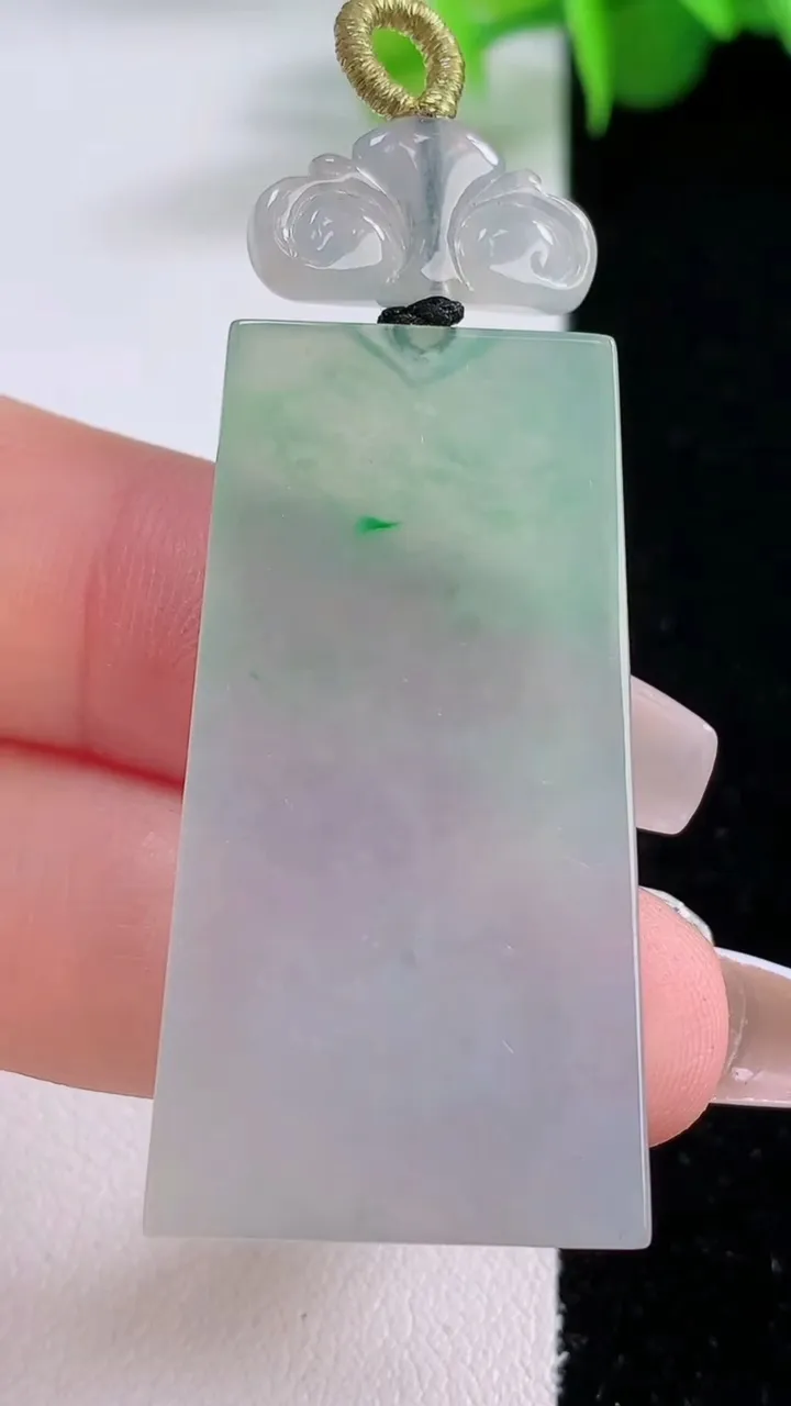 天然A货翡翠仿古无事牌吊坠，尺寸40.4-21-3.4，重量:10.23g
12月5日