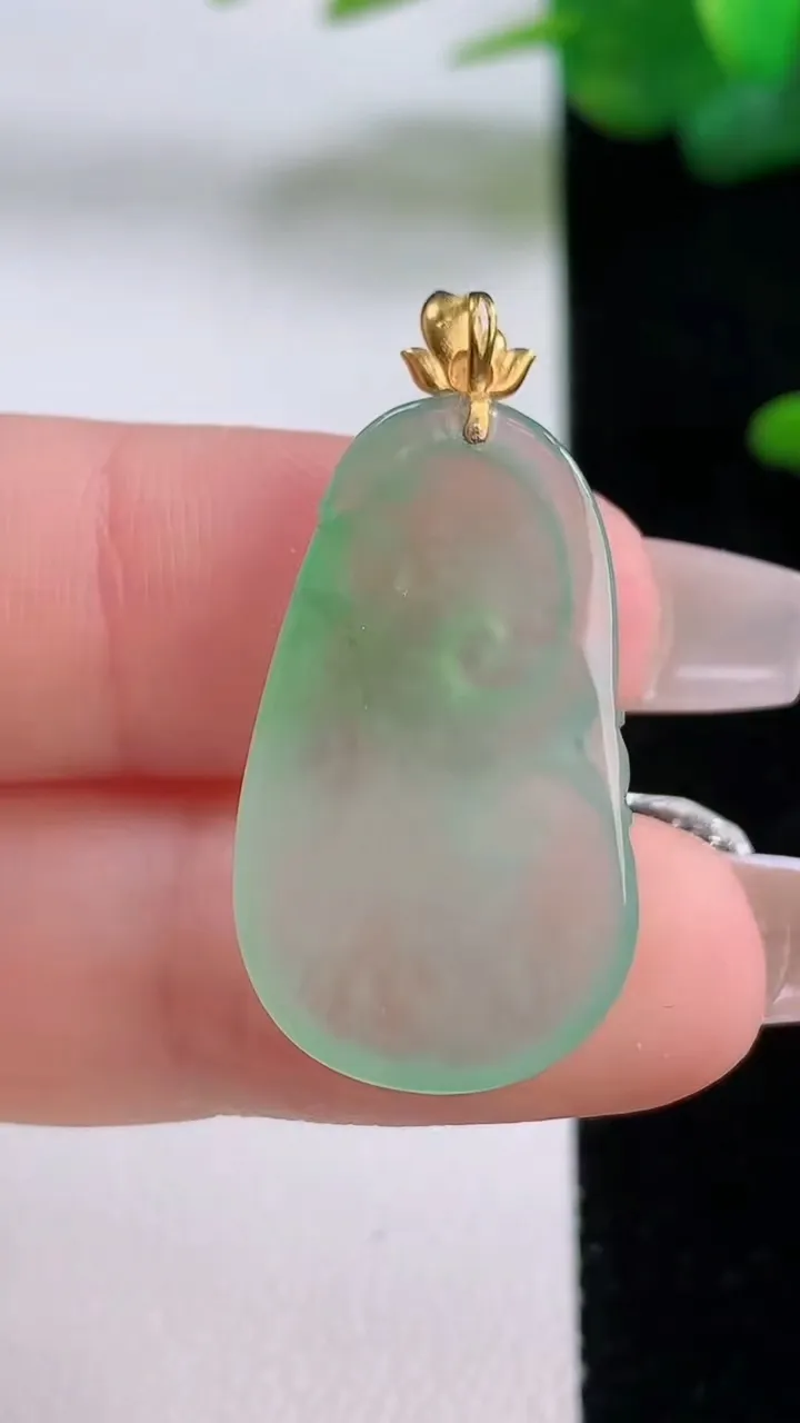 天然A货翡翠如意吊坠，尺寸27.2-16-3.9，重量:3.62g
12月5日