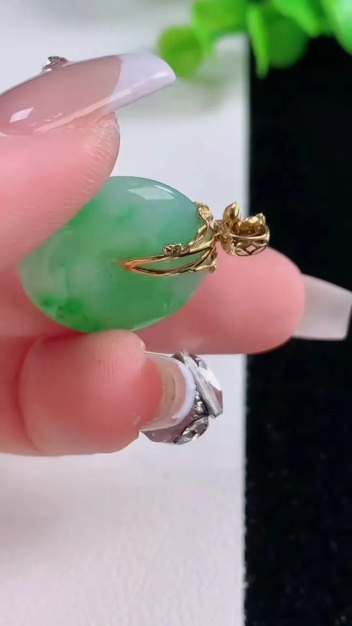 天然A货翡翠平安扣吊坠，尺寸19.5-4.7，重量:5.05g
12月5日