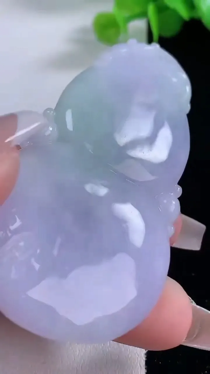 天然A货翡翠春带彩 紫罗兰葫芦吊坠，尺寸68.6-36.2-12.4，重量:55.21g
12月5日