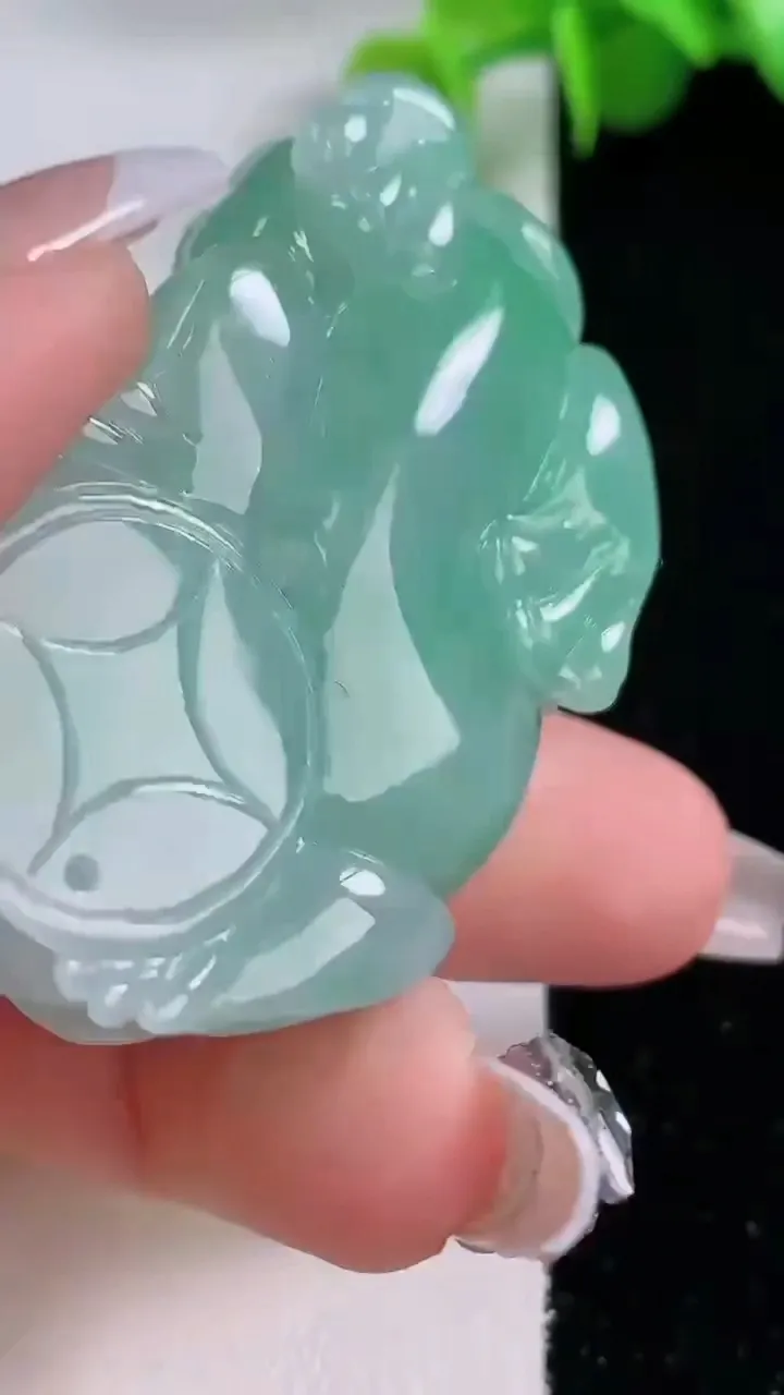 天然A货翡翠霸王貔貅吊坠，尺寸47.4-29-12.8，重量:40.79g
12月5日