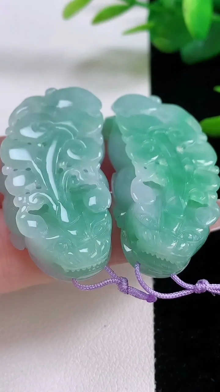 天然A货翡翠貔貅吊坠一对，尺寸41.2-21.6-9.8，重量:38.58g
12月5日