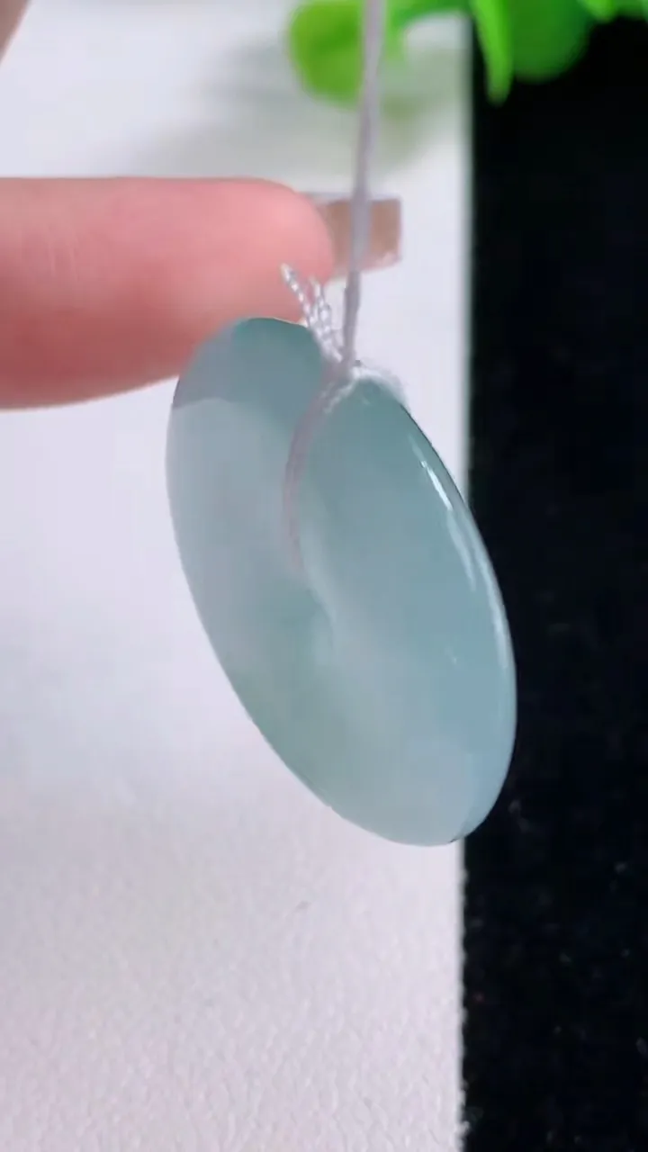 天然A货翡翠冰种飘花平安扣吊坠，尺寸28-5.5，重量:9.61g
12月5日