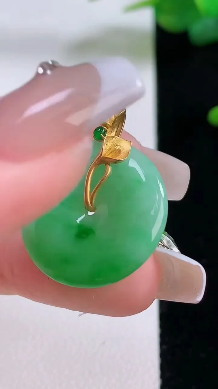 天然A货翡翠平安扣吊坠，尺寸21-3.8，重量:4.28g
12月5日