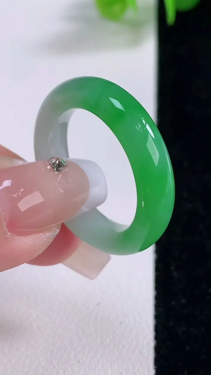 天然A货翡翠指环 戒指，尺寸20-5.6-3.9，重量:5.34g2025年12月5日
工厂直销收藏
