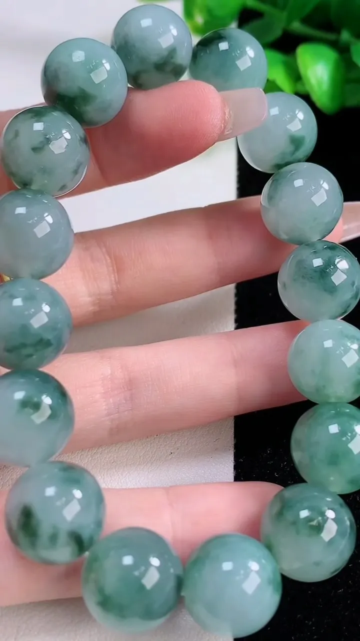 天然A货翡翠种飘花圆珠手串16颗，尺寸13.2，重量:66.43g12月5日
工厂直销收藏佳品,种好水足，色泽均匀，有种有色，上手高大气！