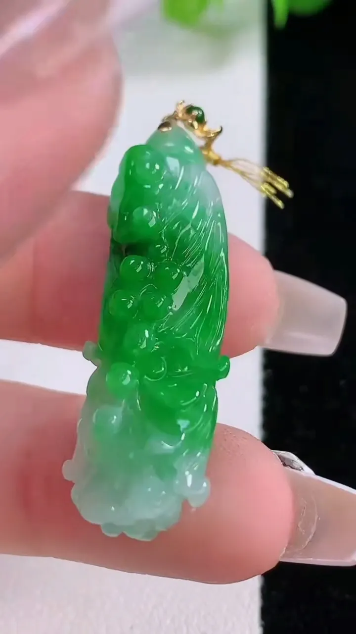 天然A货翡翠白菜吊坠，尺寸39.6-11.6-7.7，重量:5.81g
12月5日