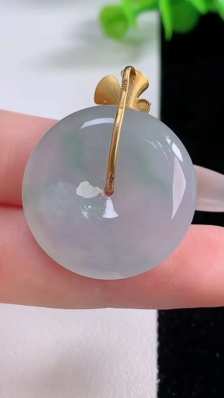 天然A货翡翠平安扣吊坠，尺寸26.3-5.8，重量:8.80g
12月5日