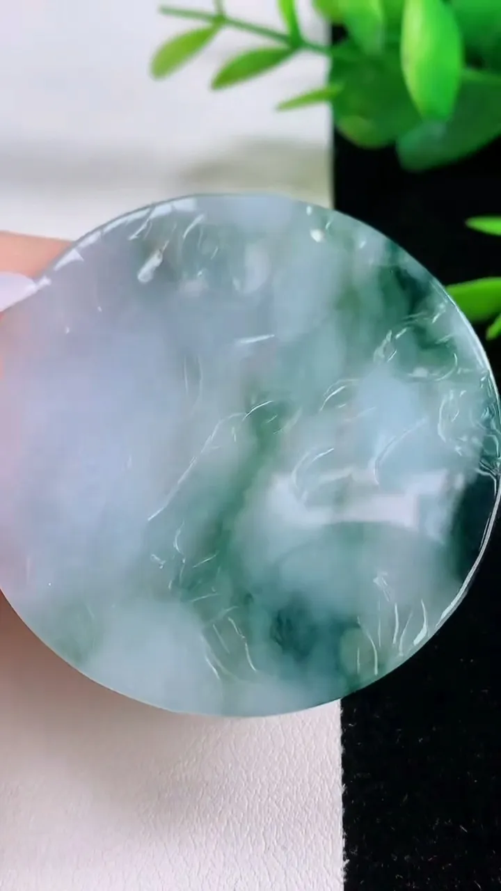 天然A货翡翠飘花不动明王吊坠，尺寸52.8-5.4，重量:34.33g
12月5日