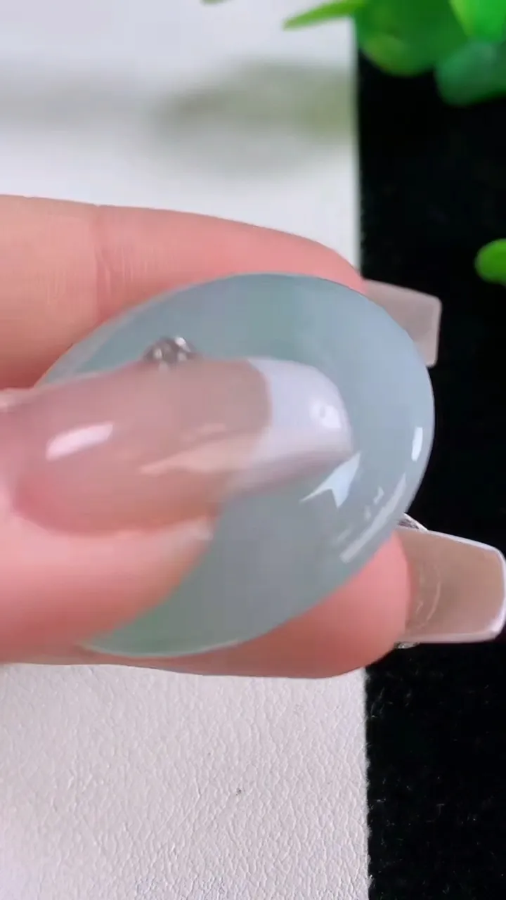 天然A货翡翠平安扣吊坠，尺寸32-5.7，重量:12.48g
12月5日