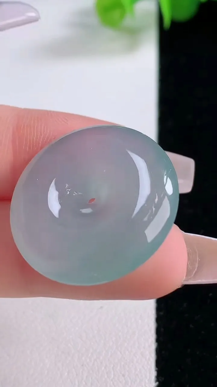 天然A货翡翠平安扣吊坠，尺寸25.4-5.8，重量:7.77g
12月5日