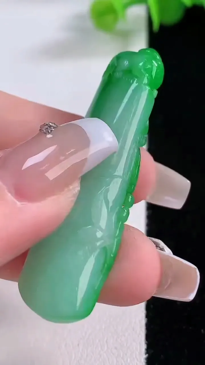 天然A货翡翠节节高升 竹节吊坠，尺寸48.8-13-7.1，重量:9.16g
12月5日