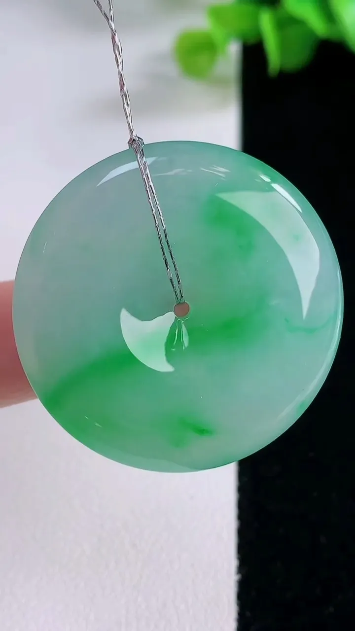 天然A货翡翠平安扣吊坠，尺寸33.5-6，重量:14.08g
12月5日