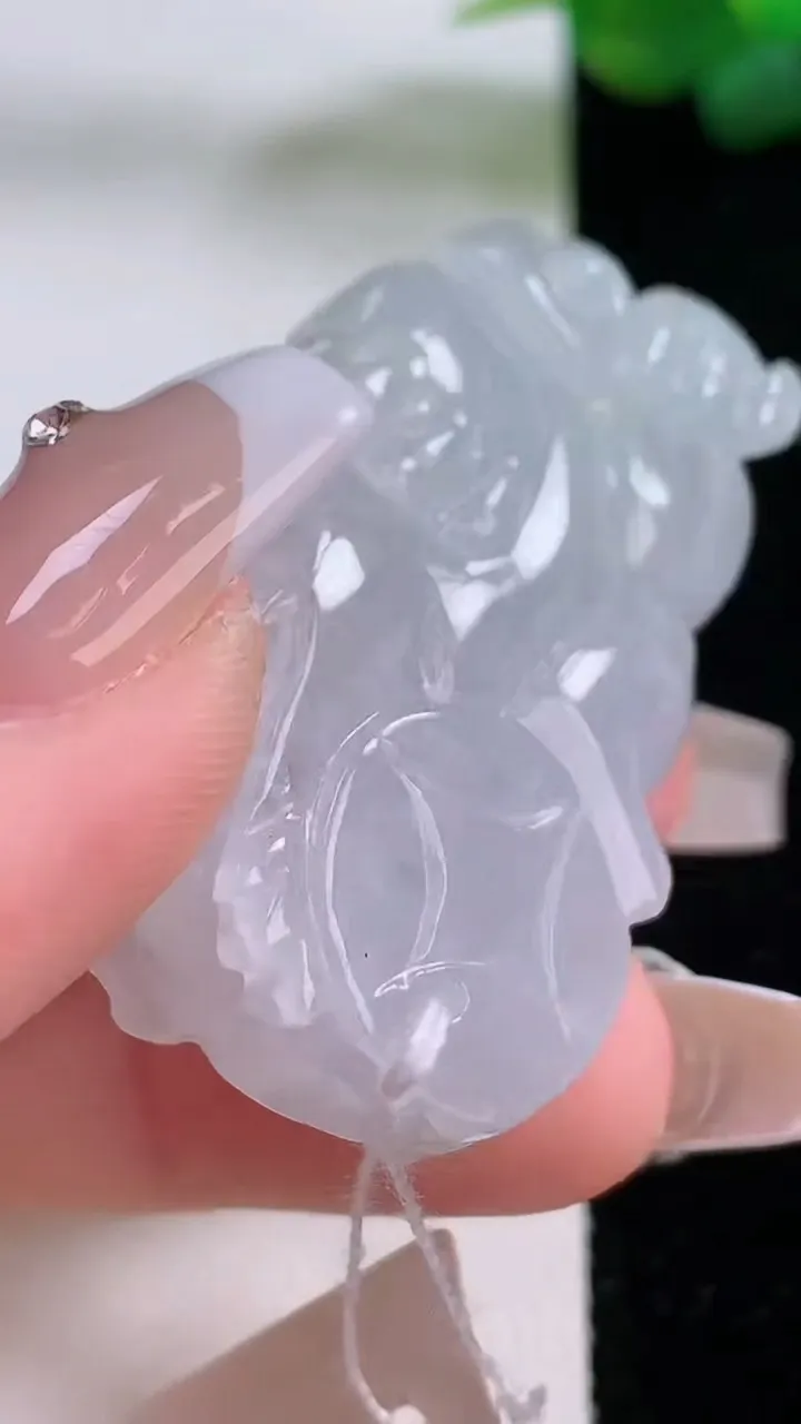 天然A货翡翠霸王貔貅吊坠，尺寸41.8-22.8-12.6，重量:28.11g
12月5日