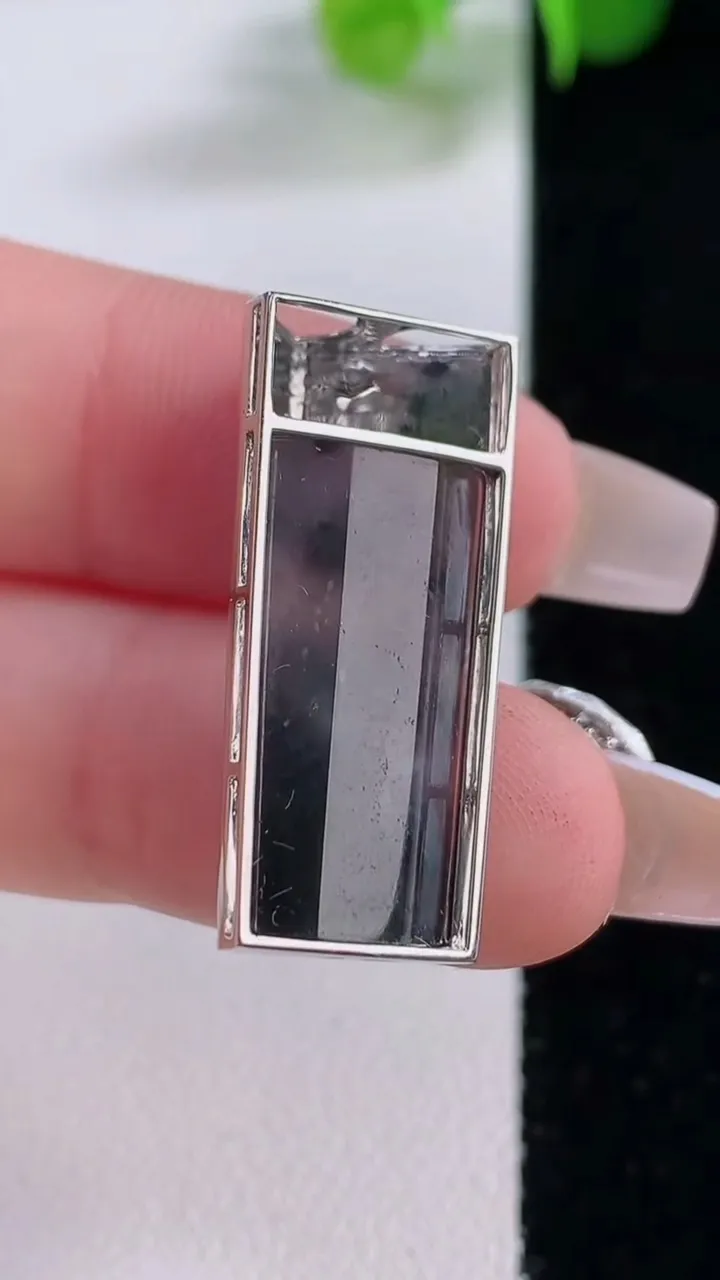 天然A货翡翠种乌鸡种随形吊坠，尺寸27.2-11.4-7.7，重量:4.88g
12月5日