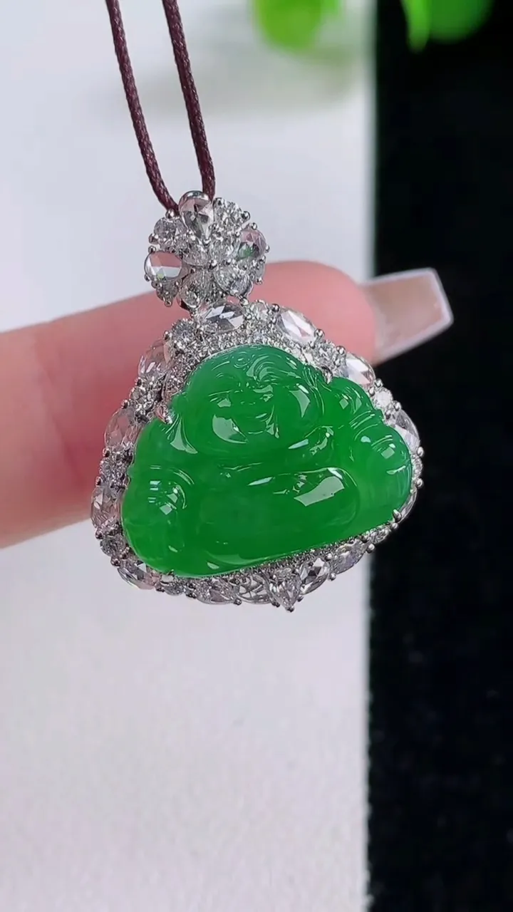 天然A货翡翠佛公吊坠，尺寸25.7-20.7-10裸石12.4-17，重量:4.76g
12月5日