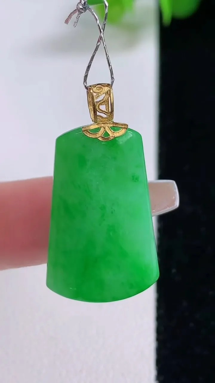天然A货翡翠无事牌吊坠，尺寸25-15.2-4.7，重量:4.21g
12月5日