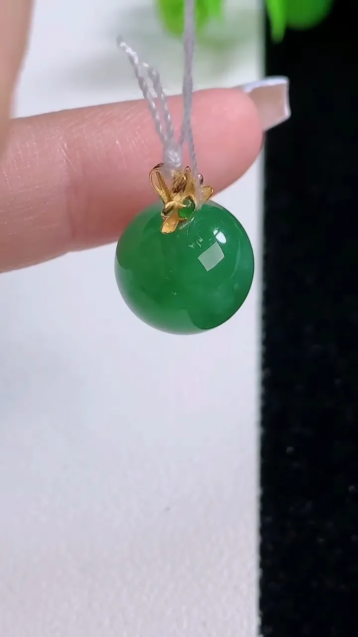 天然A货翡翠圆珠吊坠，尺寸12.4，重量:3.55g
12月5日