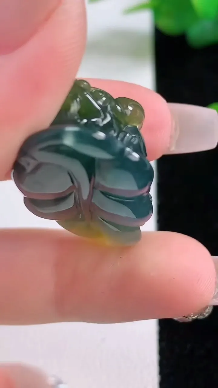 天然A货翡翠双彩貔貅吊坠，尺寸36.7-16.7-12.8，重量:11.28g
12月5日