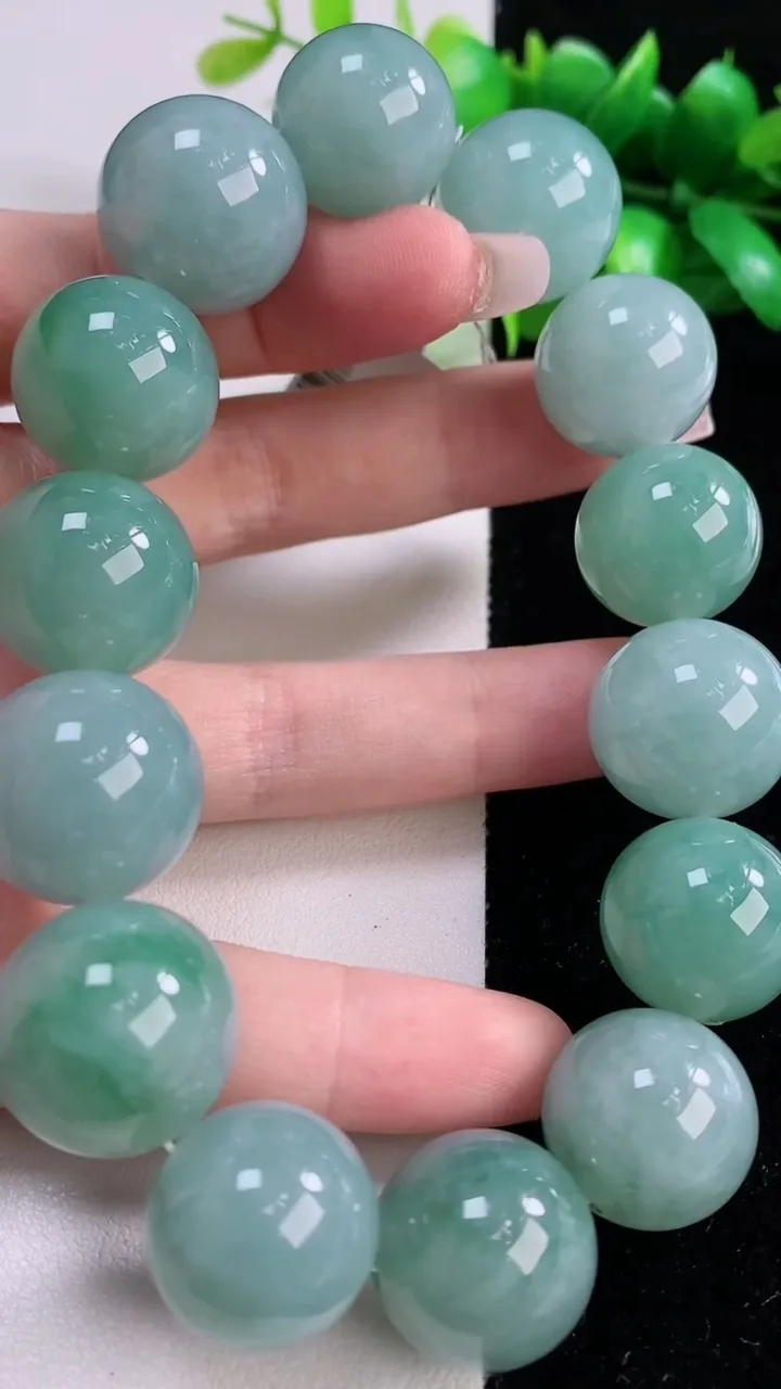 天然A货翡翠大颗粒圆珠手串14颗，尺寸17.8，重量:132.90g12月5日
工厂直销收藏佳品,种好水足，色泽均匀，有种有色，上手高大气！