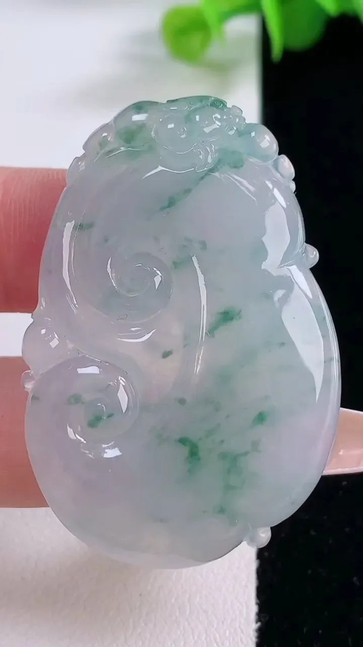 天然A货翡翠种飘花如意吊坠，尺寸46.7-30.4-5.8，重量:17.65g
12月5日