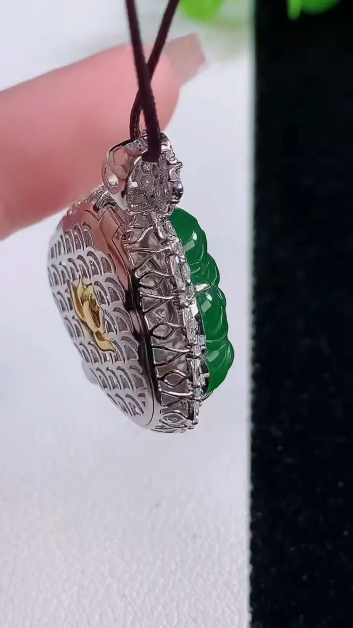 天然A货翡翠佛公吊坠，尺寸30-24.5-12.4裸石16.4-20.2，重量:8.39g
12月5日