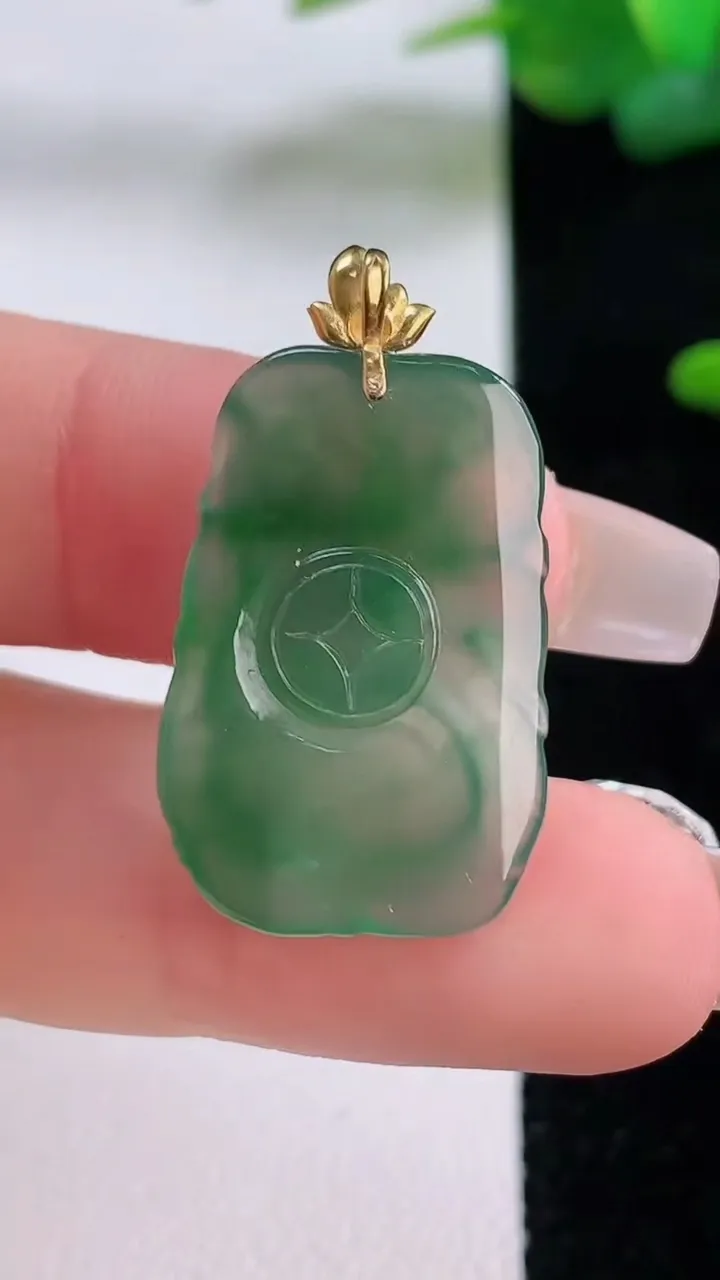 天然A货翡翠九尾狐吊坠，尺寸25.3-16.6-4.5，重量:3.36g
12月5日
