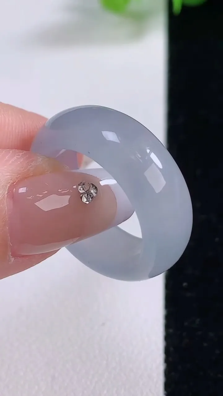 天然A货翡翠冰种紫罗兰指环 戒指，尺寸18.6-7.8-3.1，重量:6.27g2025年12月5日
工厂直销收藏佳品,种好水足，色泽均匀，有种有色，上手高大气！