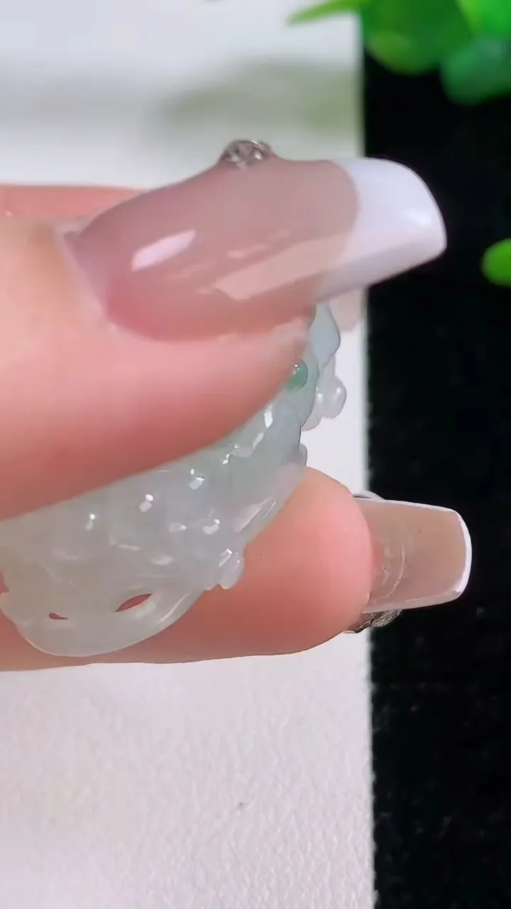 天然A货翡翠貔貅吊坠，尺寸38.6-20-12.2，重量:20.56g
12月5日