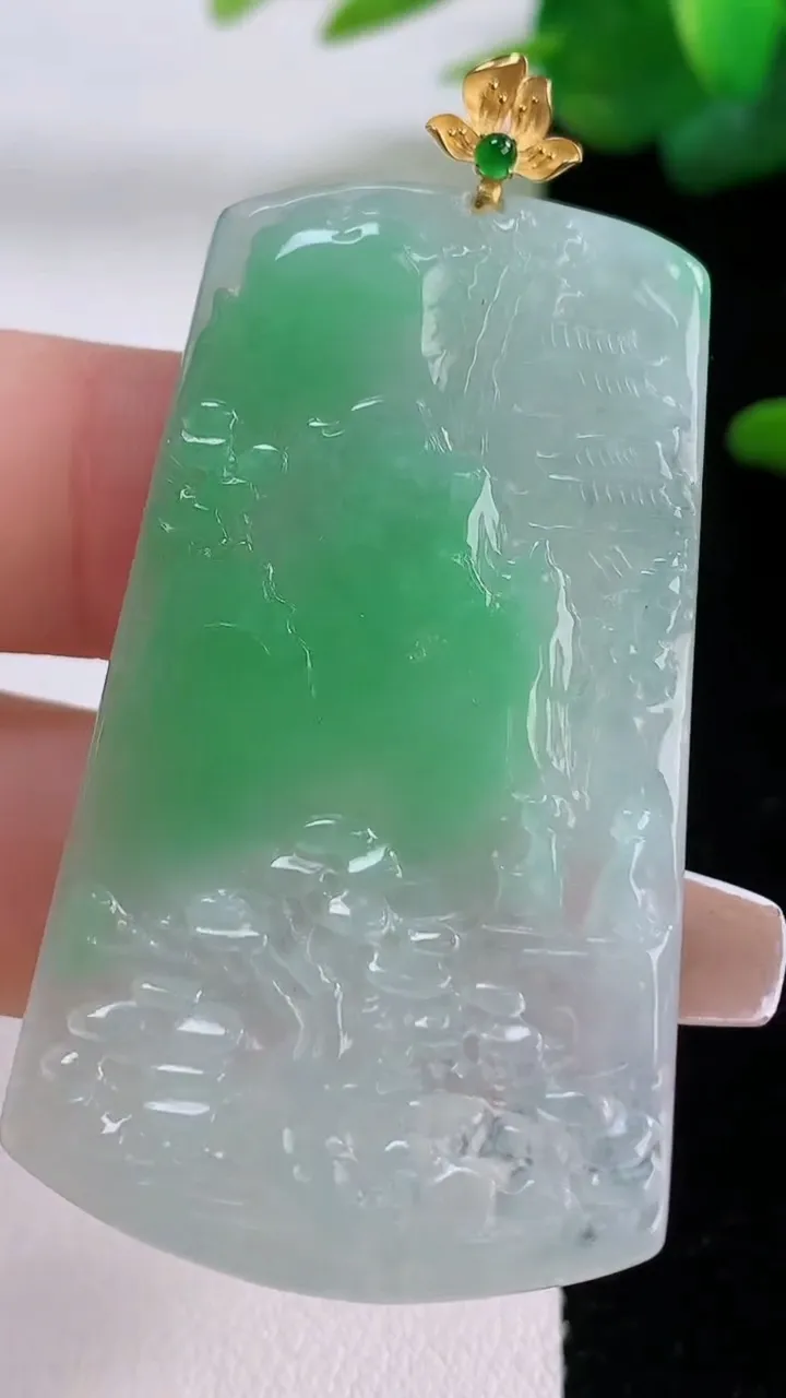 天然A货翡翠山水牌吊坠，尺寸50.2-28.8-3.4，重量:13.61g
12月5日