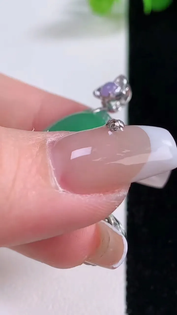 天然A货翡翠福瓜吊坠，尺寸28.8-16.2-5.5，重量:7.42g
12月5日