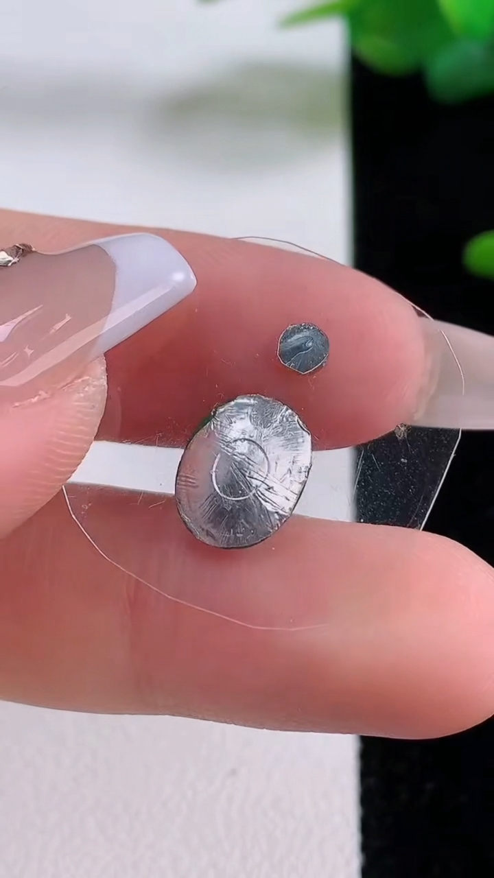 天然A货翡翠蛋面镶嵌件一对，尺寸10-7.8-3.2，重量:0.65g
12月5日