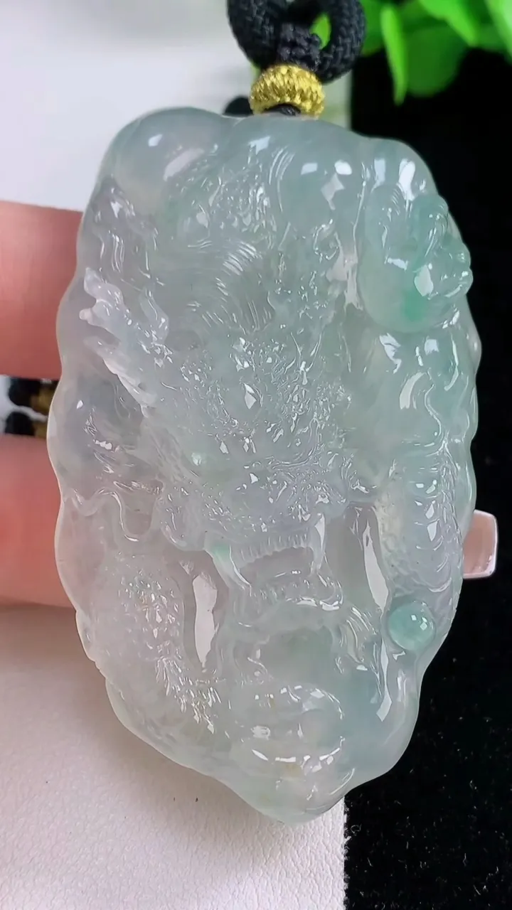 天然A货翡翠龙牌吊坠，尺寸63-38.4-10，重量:48.73g
12月5日