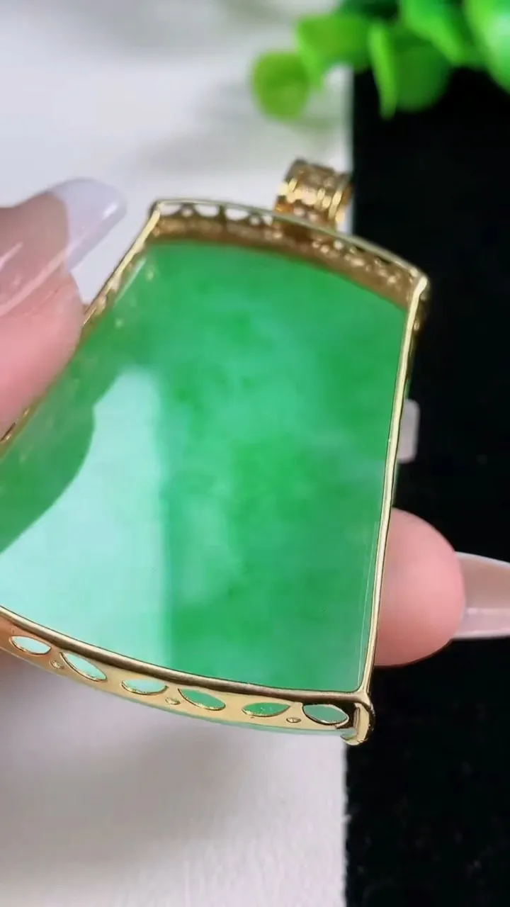 天然A货翡翠无事牌吊坠，尺寸54.8-48.2-37-7.7，重量:17.35g
12月5日