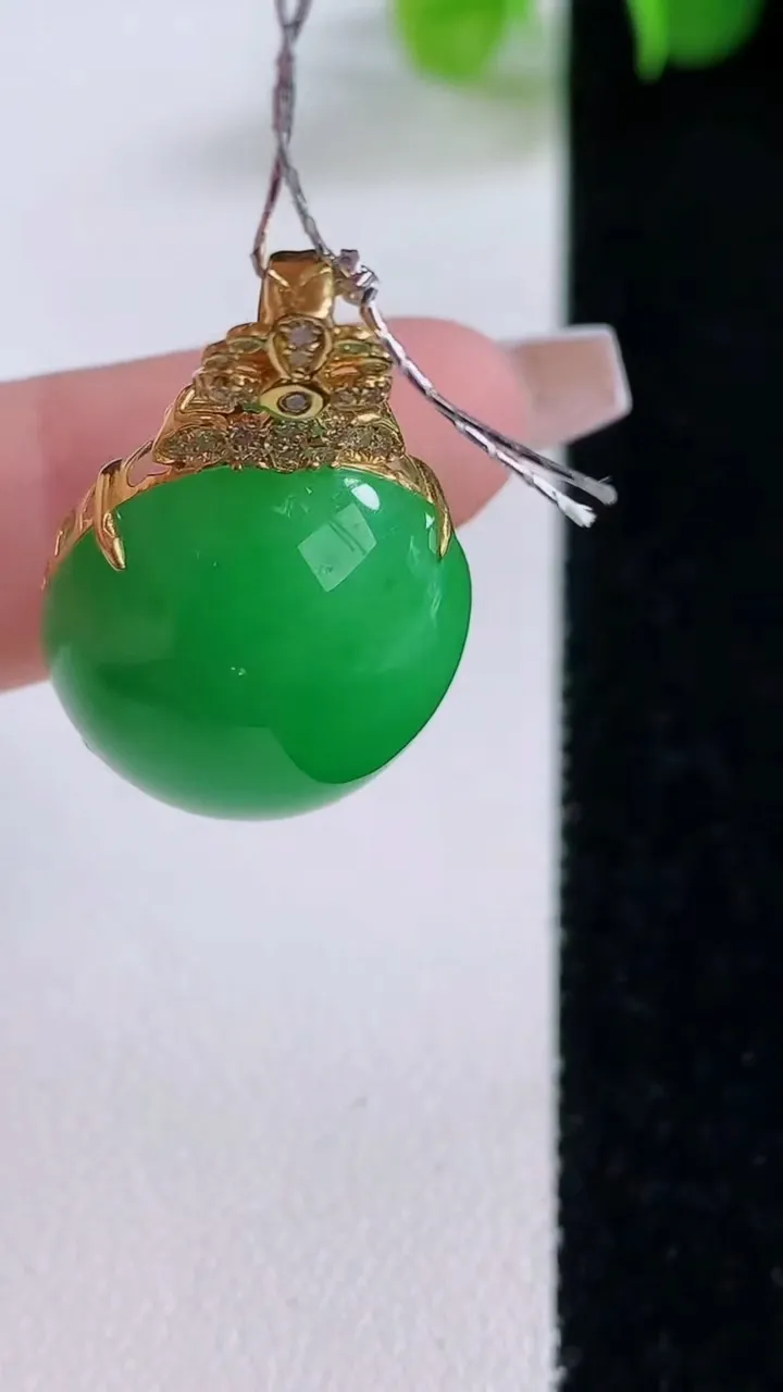 天然A货翡翠蛋面吊坠，尺寸29.3-20-17.7-11，重量:7.84g
12月5日